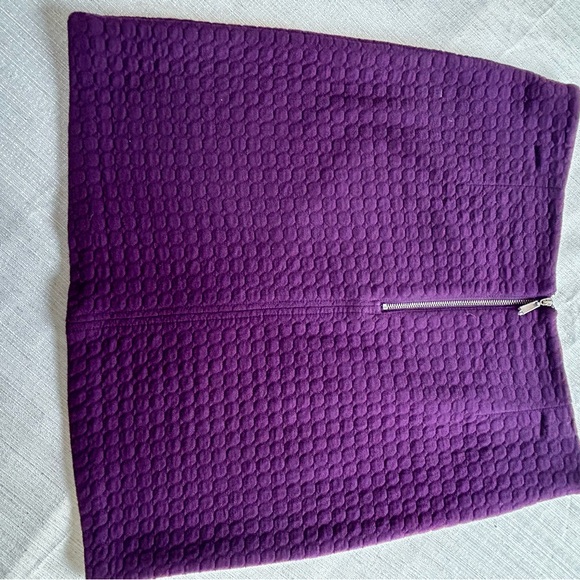 Gorgeous textured purple skirt with front zipper pockets Size 12 - Picture 3 of 5